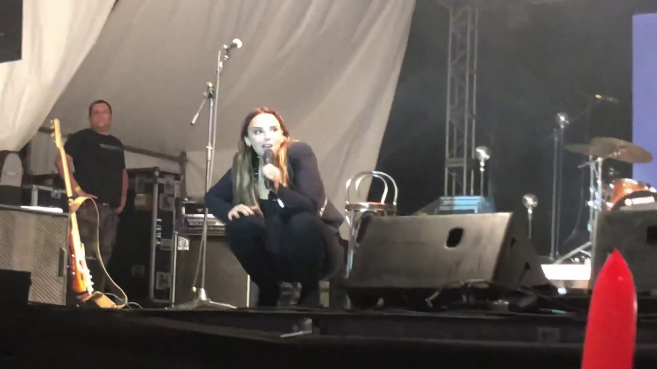 CHENOA se emociona al dedicar “El Hombre del Piano” a Amparo.