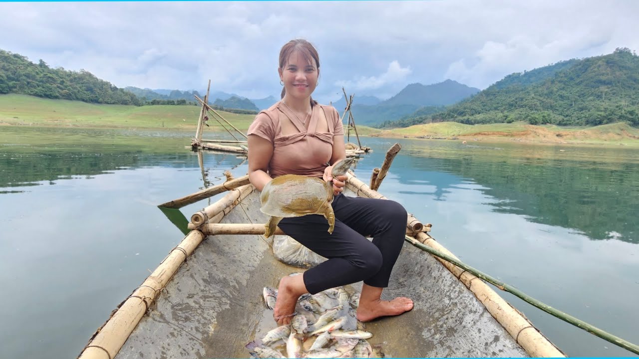 The fishing girl did not expect to catch the giant tortoise. Life on the lake.