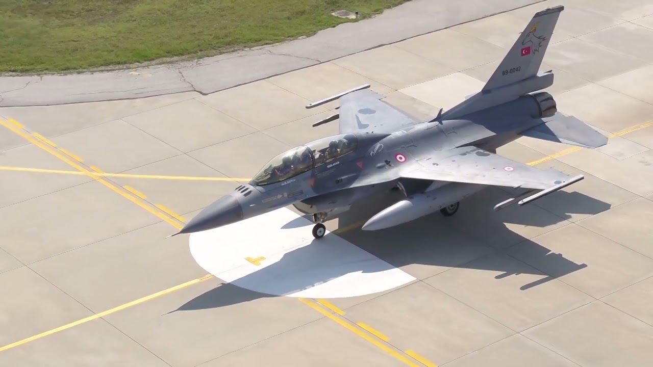 Milli Savunma Bakanı Hulusi Akar F-16 kokpitinde