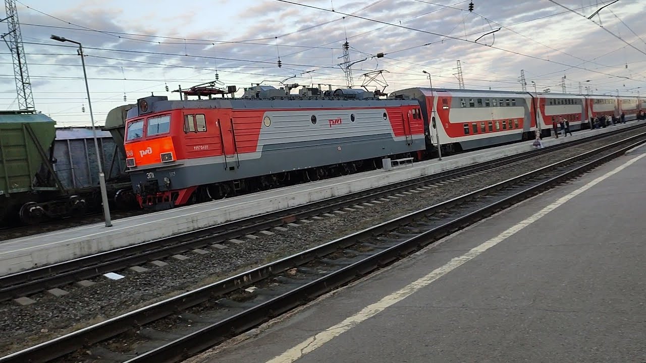 Опоздавший! Поезд №12, сообщением С.-Петербург-Мурманск, прибывает на станцию Апатиты!