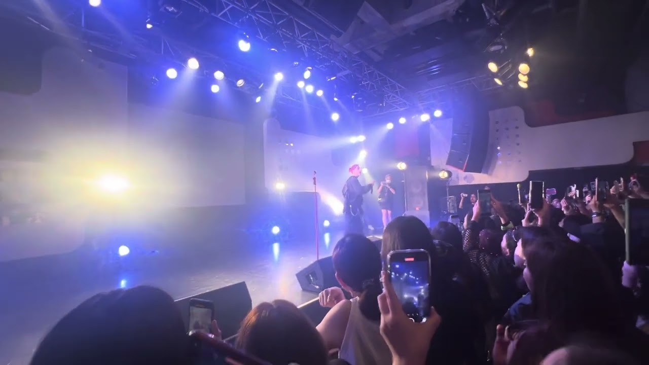 Felip 7sins album concert in Japan. ENCORE: FAKE FACES. Felip went out again for the fans.09.02.2024