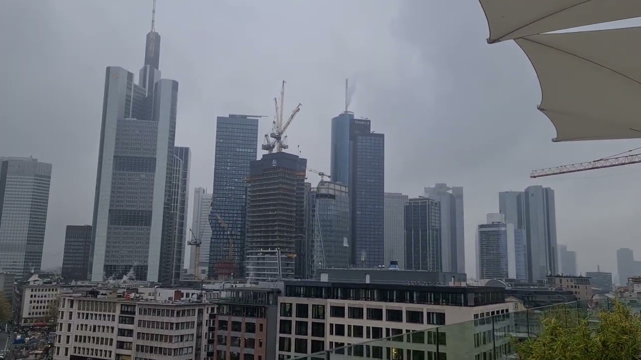 Frankfurt/Main Blick auf die Skyline von der Galeria Kaufhof Restaurant Terrasse