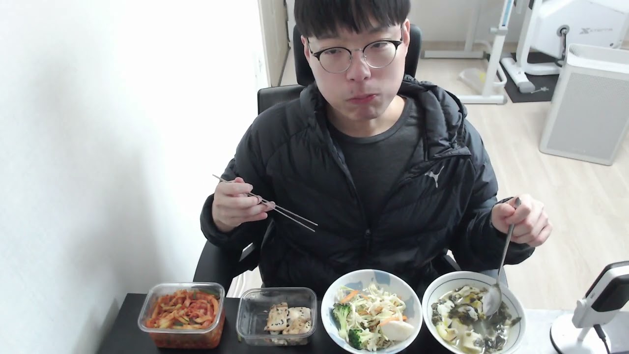 3월 16일 점심 미역떡국, 샐러드, 두부조림, 생채