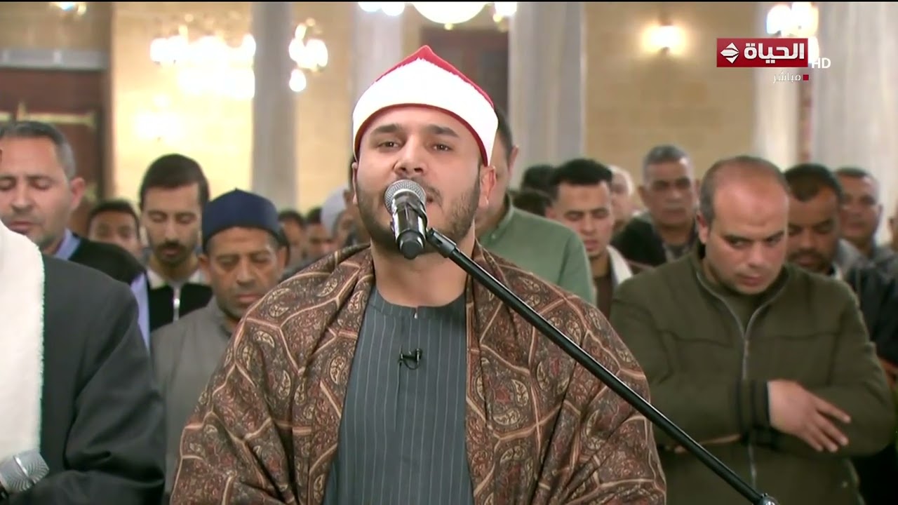 الشيخ محمد وفيق حسن يؤم المصلين في صلاة العشاء من مسجد الإمام الحسين