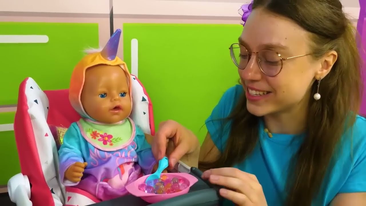 Hiekkaleikkejä Baby Born -nuken kanssa. Baby Annabell -nukke vs. hyönteiset. Nuket ja lelut