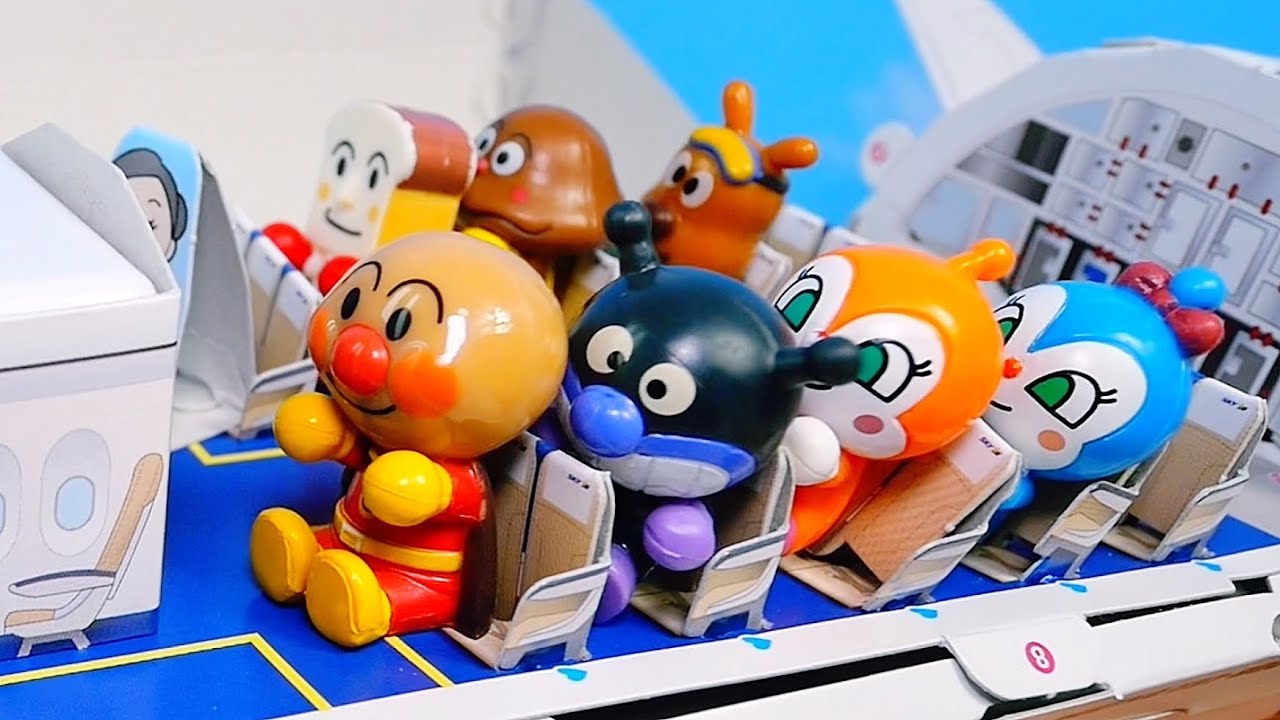 アンパンマンたちがおもちゃの飛行機に乗るよ！