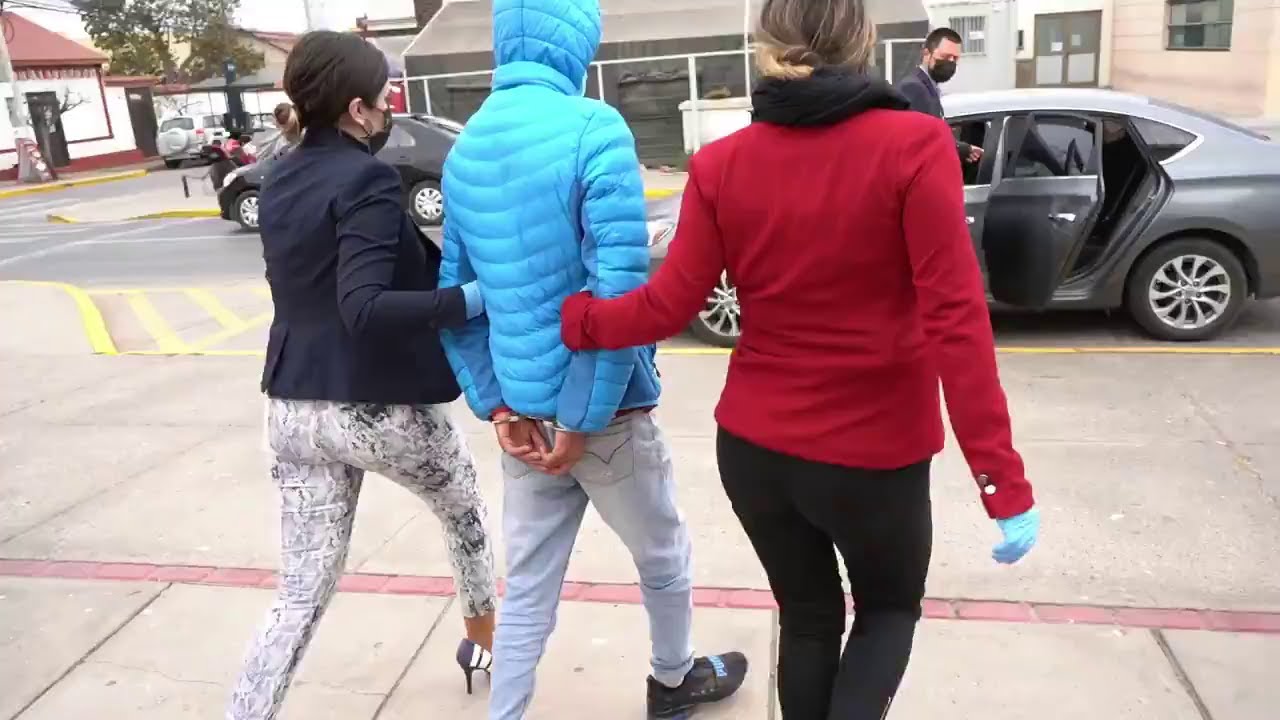 Two PDI policewoman handcuffed and arrested a man and send him into prison.