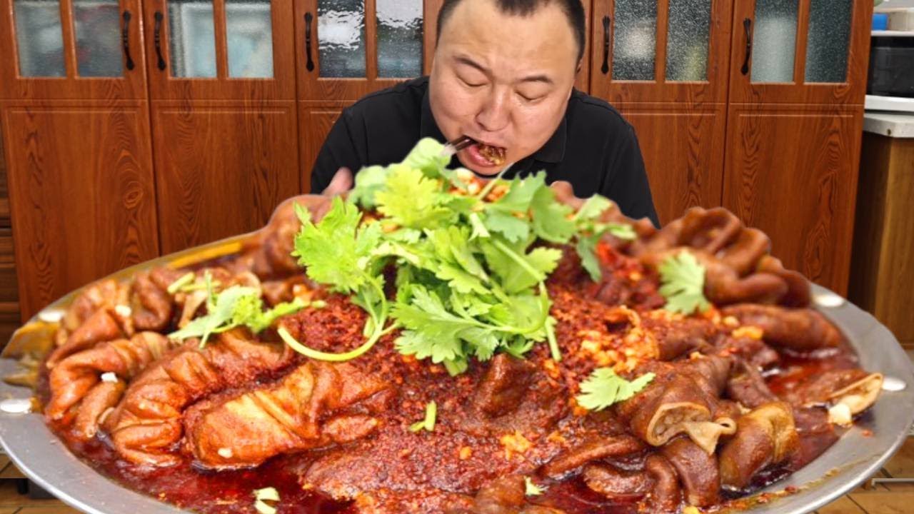 🔥【水煮肥肠】这谁顶得住？17斤肥肠+米饭终极罪恶吃播！阿强香的吃到忘录视频！