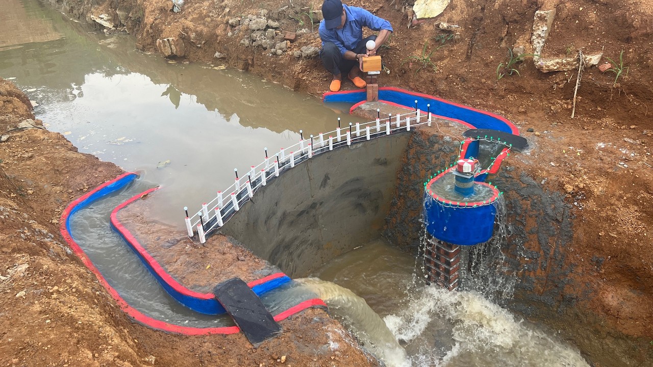 The Man built an AMAZING MINI-HYDROELECTRIC  DAM In A Remote Village.