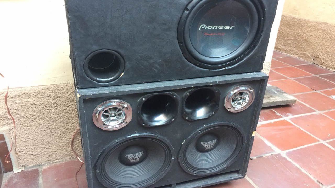 Diferença entre Woofer e Subwoofer - comparação em área aberta