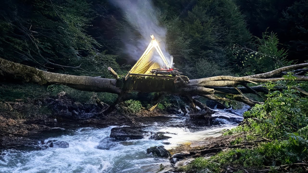 Building a Warm and Cozy Nest - Bushcraft Tree House Survival Shelter