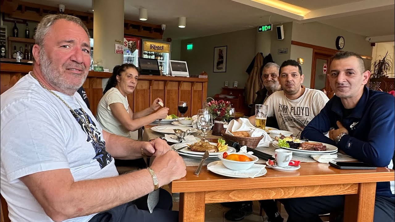 UNCHIU BOC BUBA GRASU PIPI LA RESTAURANT SE BEA SE MANINCA PETRECERE MARE