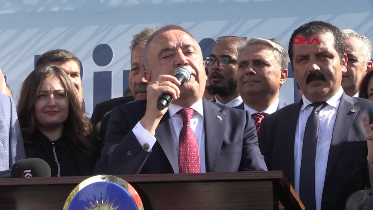 Antalya'da CHP'li Muhittin Böcek mazbatayı aldı