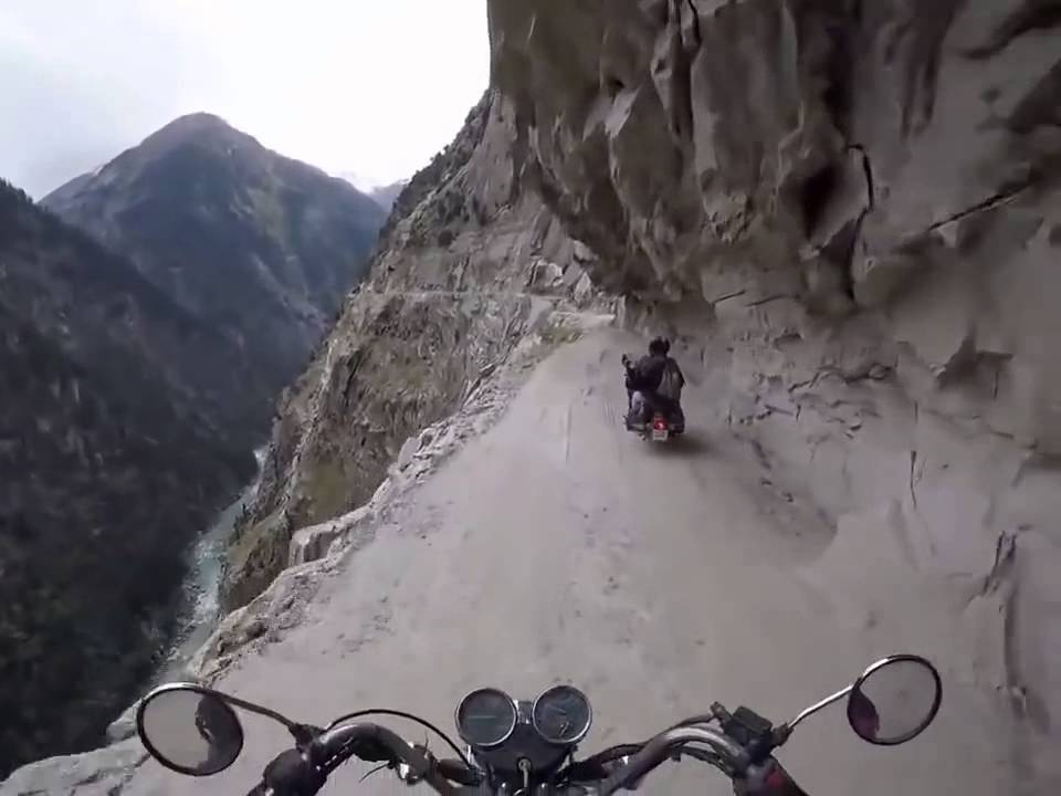 strade pericolose nel mondo in moto