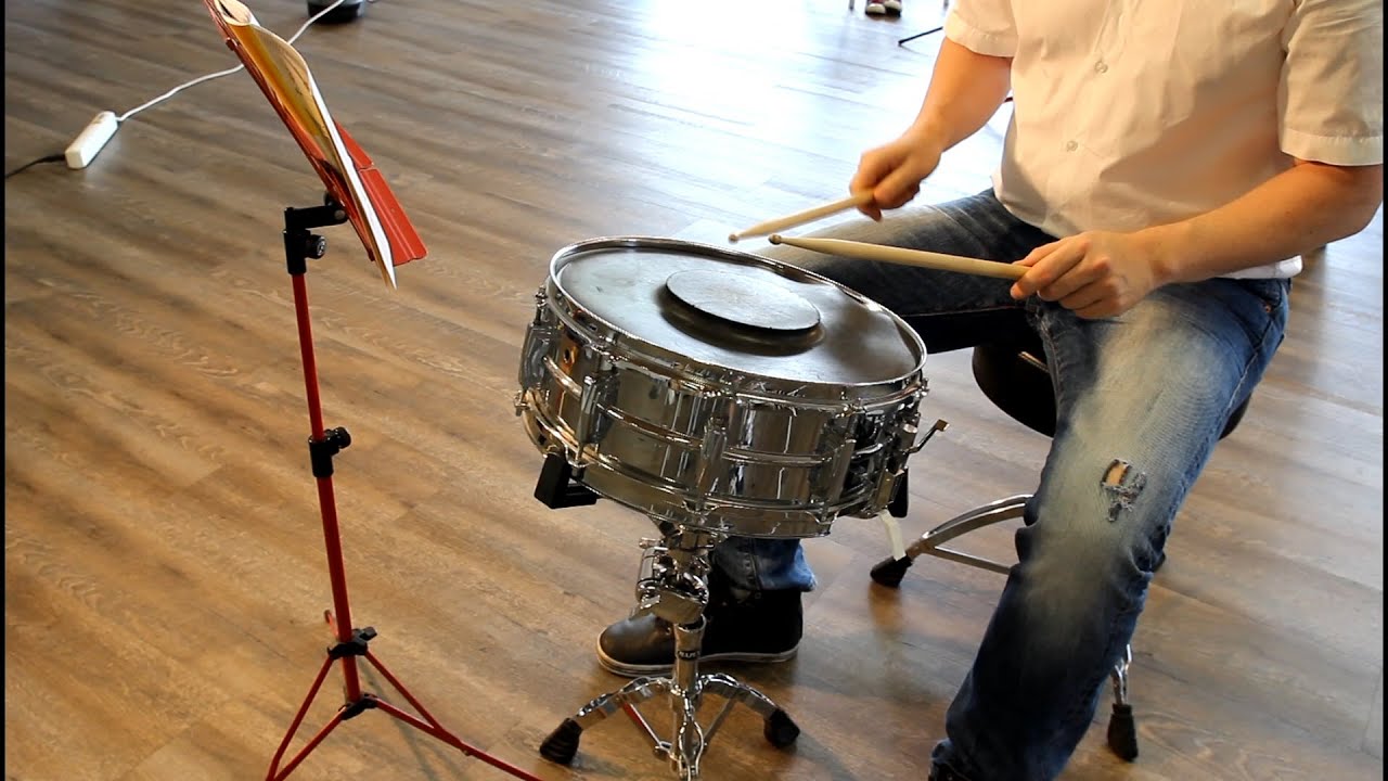 Snare Drum lernen - Sitzposition, Haltung - S. 01-08