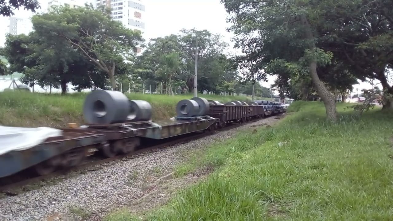 Maquinista gente boa, trem com carga geral com trio de AC44I 7299-3 & 3472-2 & 7317-5, em Taubaté.