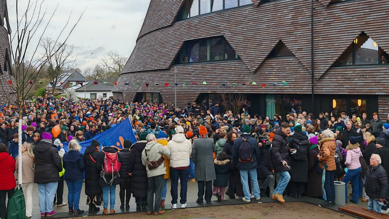 Einweihung Stadtteilschule Kirchwerder - Bunte Umzugs-Parade - Feierstunde mit Bürgermeister