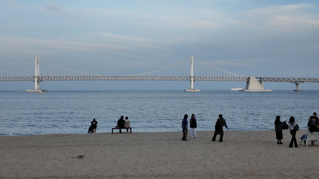 해질녘의 부산 광안리 해수욕장 산책 | Walking along Gwangalli Beach in Busan at sunset | 4K ASMR