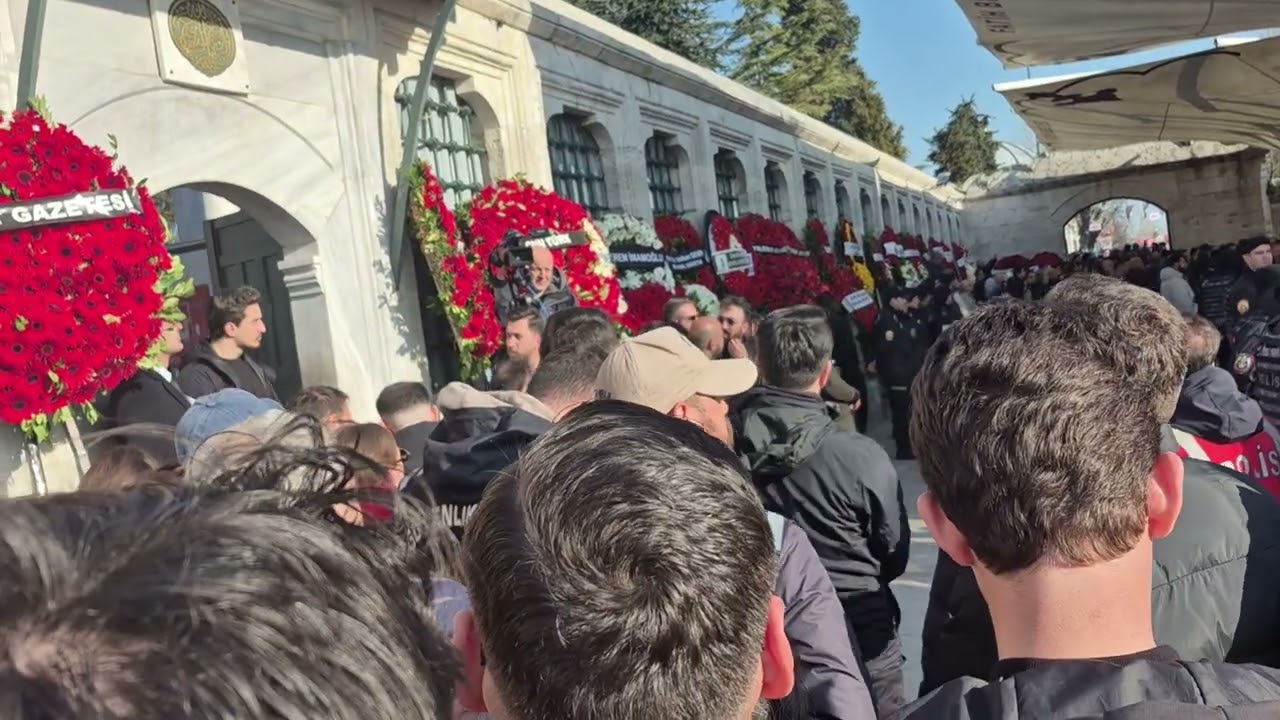 Tarihçi ve yazar İLBER ORTAYLI ' nın cenaze görüntülerinin üçüncü bölümü .