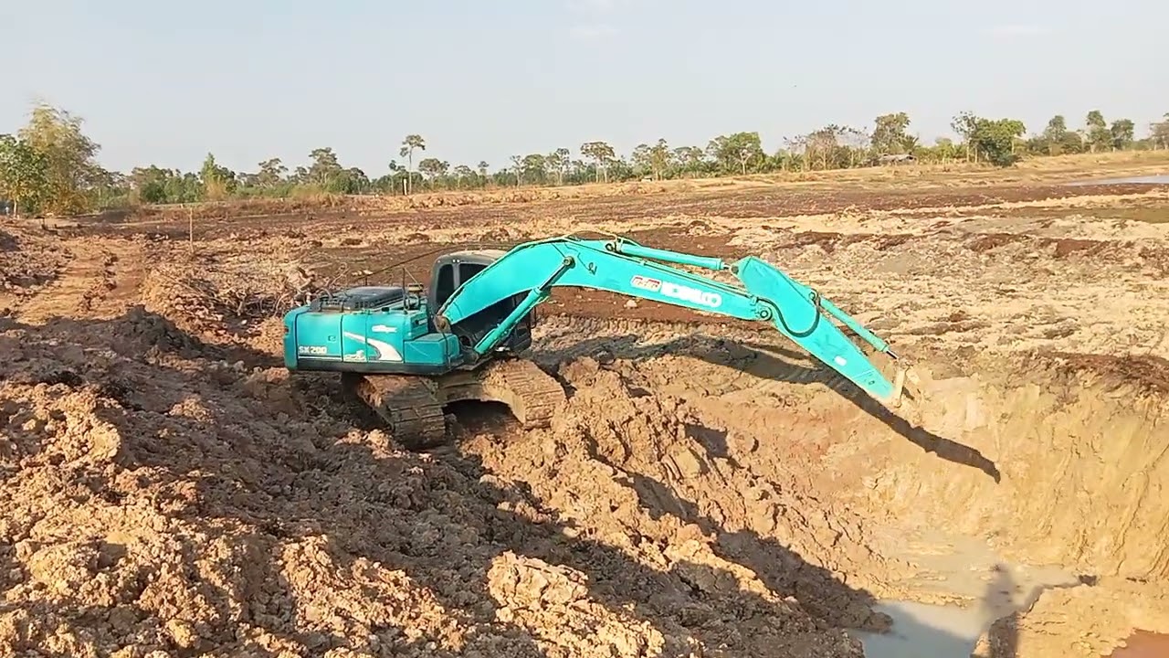งานขุดลอกอ่างเก็บน้ำขนาดใหญ่ อันดับแรกตัดก้นบ่อก่อนKOBELCO Super xm จัดให้ 
