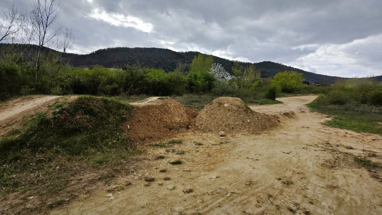 Erstes Mal Doubles springen im Bro' Hill Freeride Park