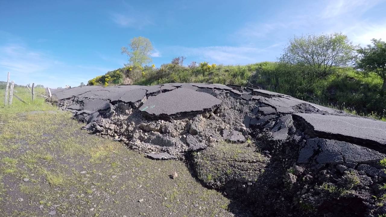 Cantal : un glissement de terrain emporte la route à Saint-Saturnin