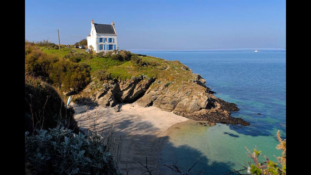 La villa de Jade de Belle ile, les pieds dans l'eau, cernée par la mer