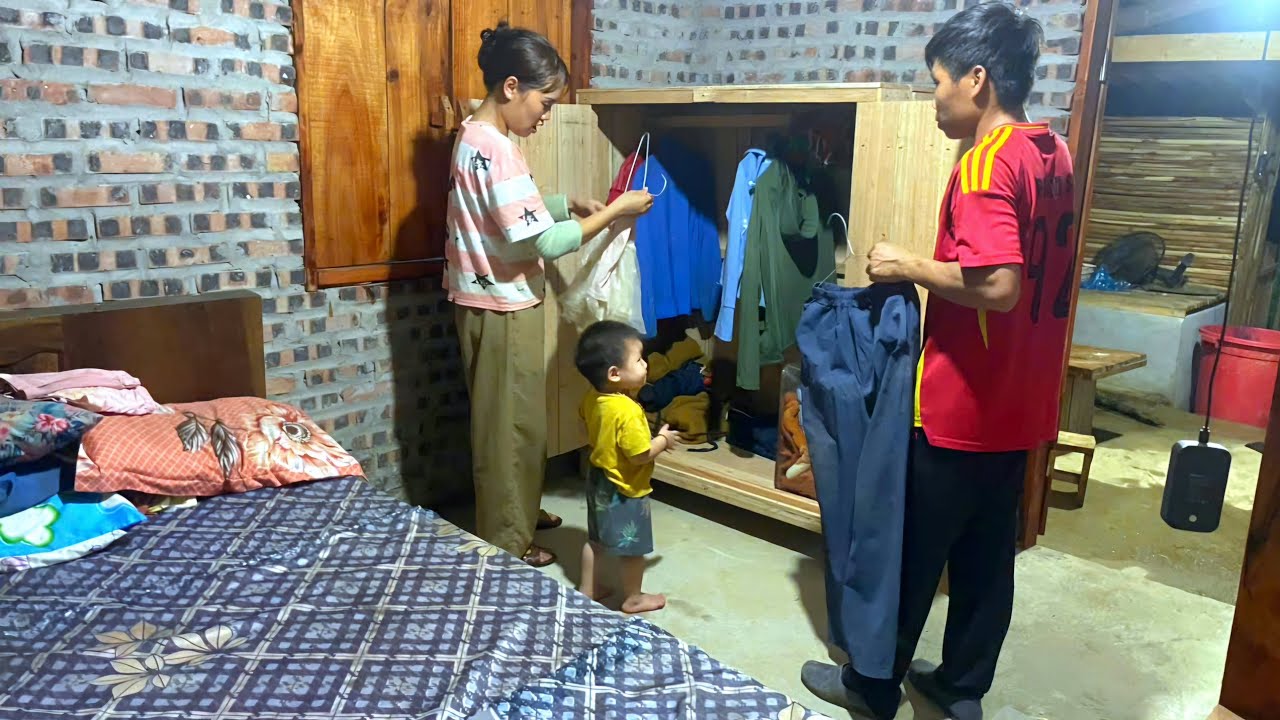 With his exceptional talent, SU handcrafted a stunning wooden cabinet, much to HUYEN's amazement.