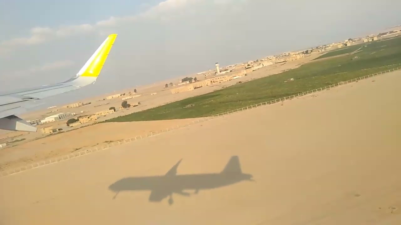 الطيران العماني لحظة الاقلاع من مطار سفنكس الي مسقط