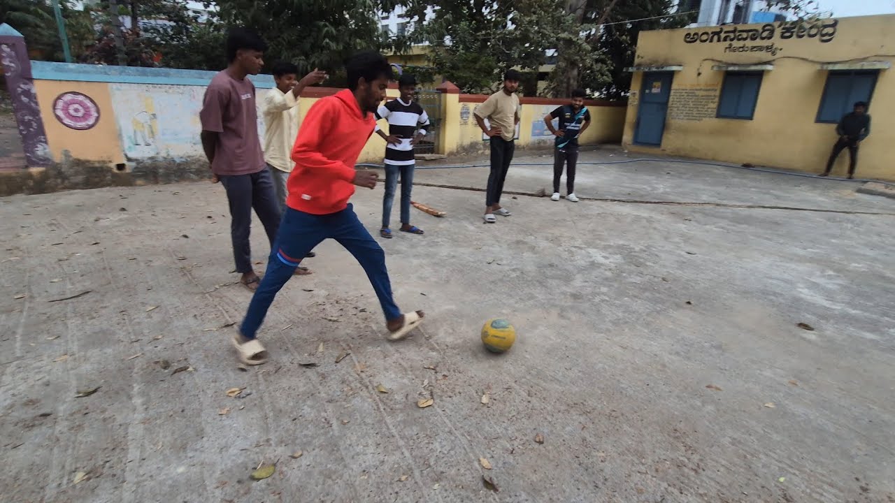 ಸಂಜೆಯಲ್ಲಿ ಫುಟ್‌ಬಾಲ್ ಆಡಿದ್ದು ತುಂಬಾ ಮೋಜಾಯಿತು😅🤣