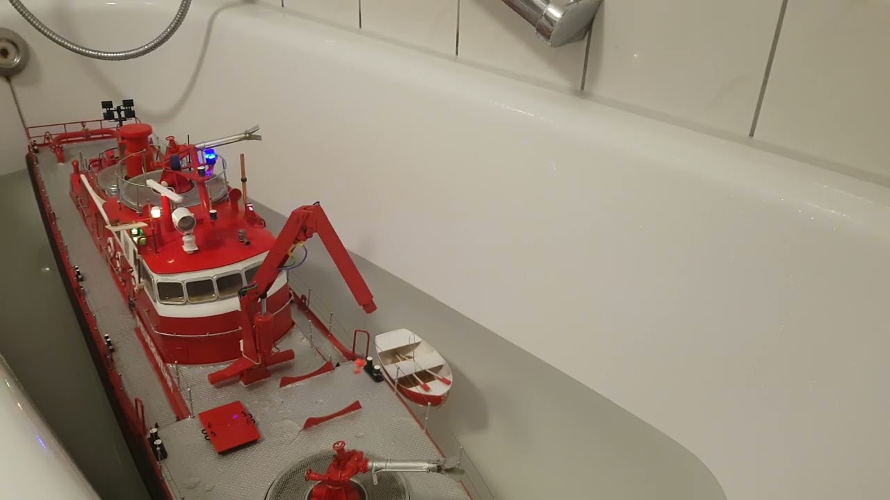 Funktionstest  FLB 2  Feuerlöschboot Düsseldorf in der Badewanne