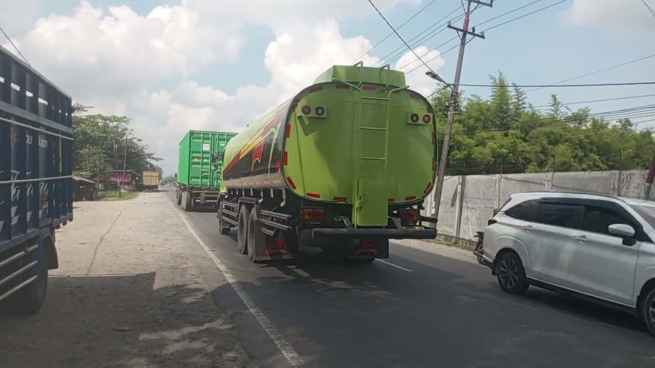 Ada truk dari Aceh yg paling keren vs bus Andia lintas di tebing tinggi