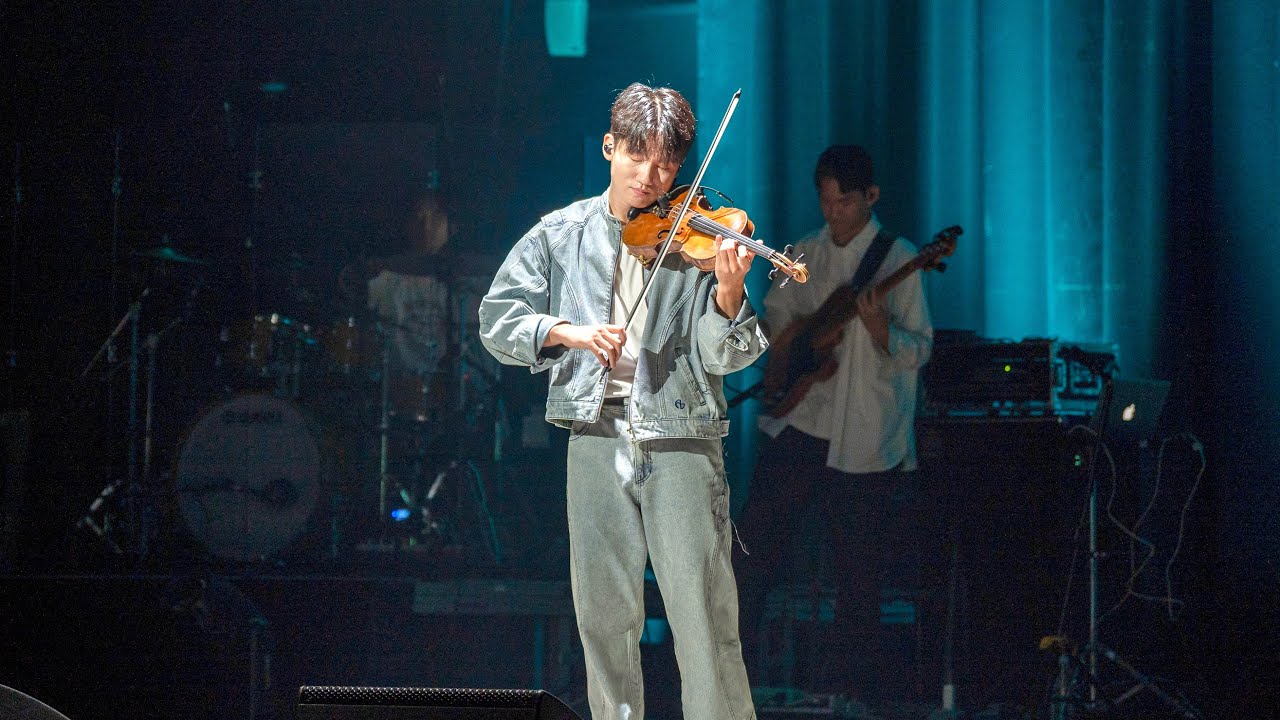 바다가 보이는 마을 (A Town With An Ocean View) 🎻