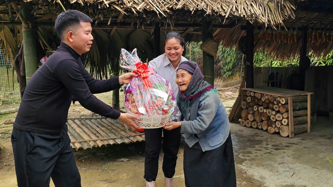 The old woman was deeply moved by the gift basket that Mr. Khang gave her.