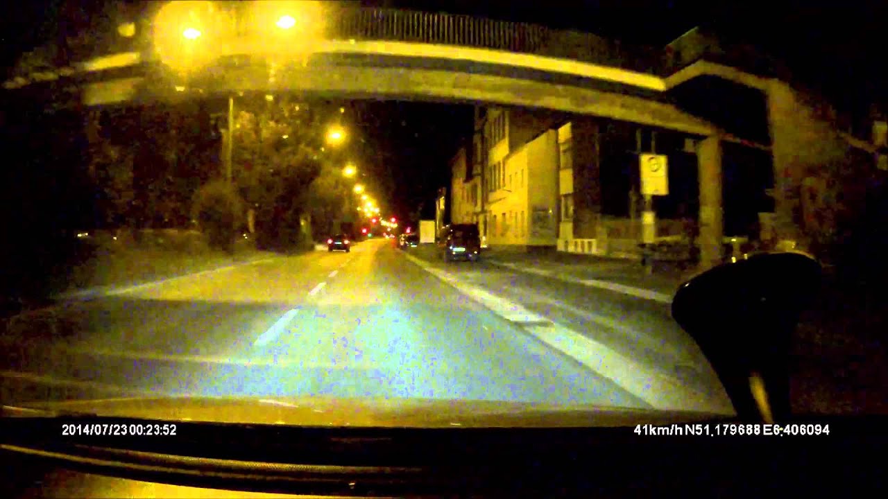 Eine Autofahrt durch Mönchengladbach bei nacht