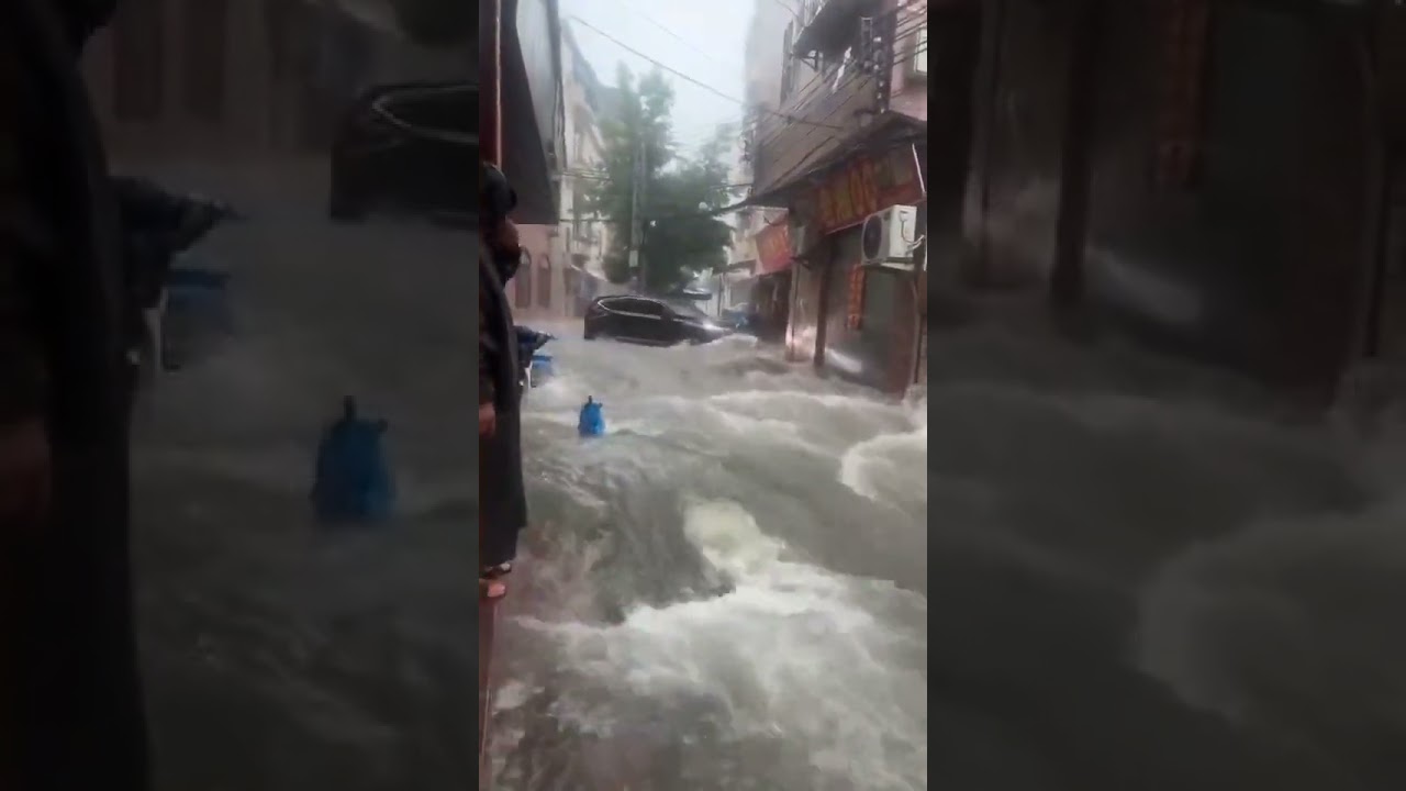 Guangzhou saw nearly 100 mm of rain in one hour. The city has declared a level II emergency.