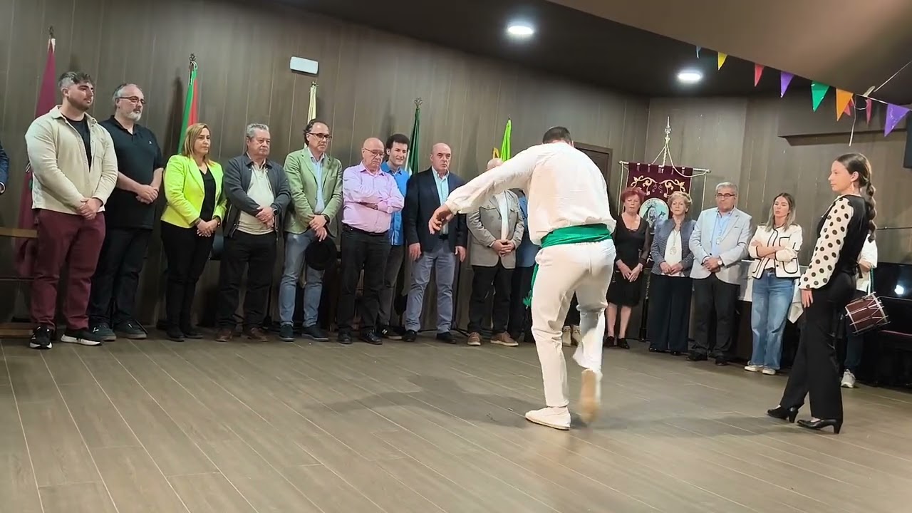 Video 1) Aurresku de honor  baila el grupo 