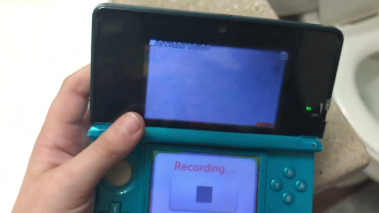 Nintendo 3DS Cosmo Black VS Nintendo 3DS Aqua Blue Comparison
