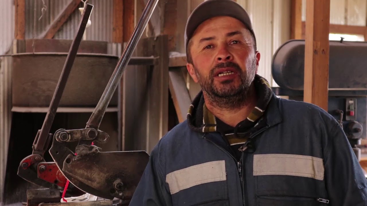 MANUEL MOLINA ARTESANÍA EN CACHO Y ACERO