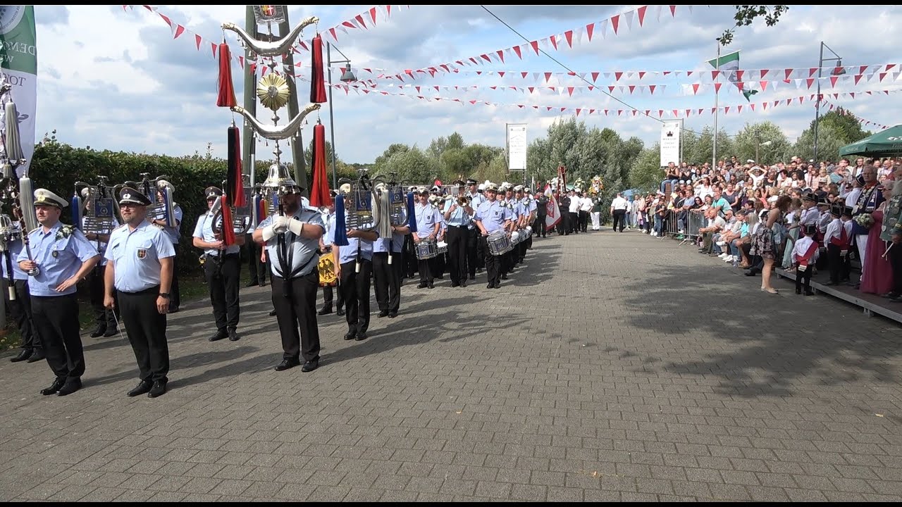 Sch&uuml;tzenfest 2025  in Dormagen-St&uuml;rzelberg. Die  Fahnenparade