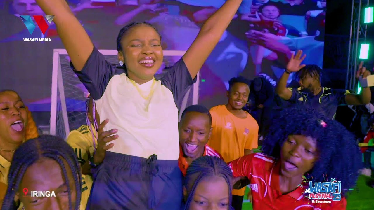ZUCHU AIGEUZA STEJI YA WASAFI FESTIVAL IRINGA KUWA UWANJA WA MPIRA, BONGE LA SHOW