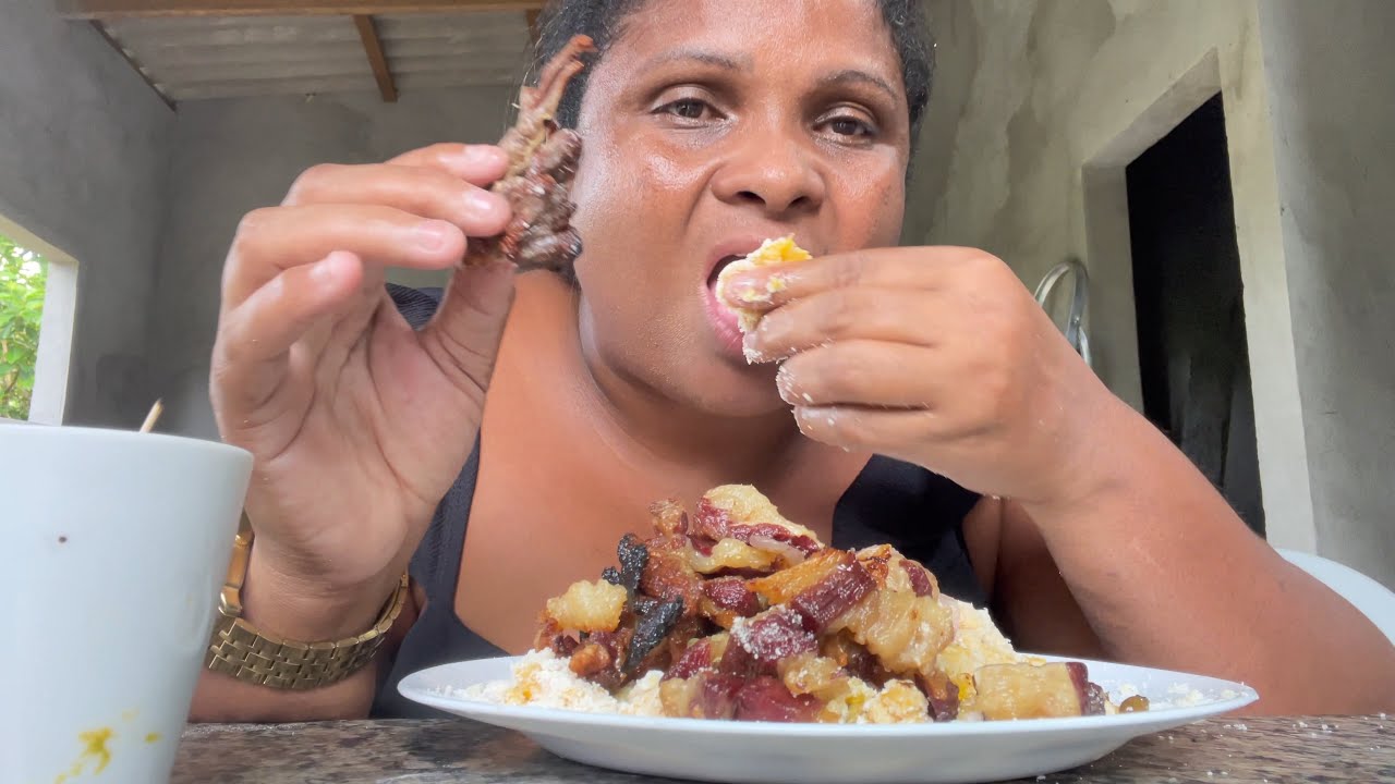 ALMOÇO DE HOJE AQUI NA ROÇA  BANANA DA TERRA COM CARNE SECA FARINHA E PIMENTA COMIDA DA ROÇA