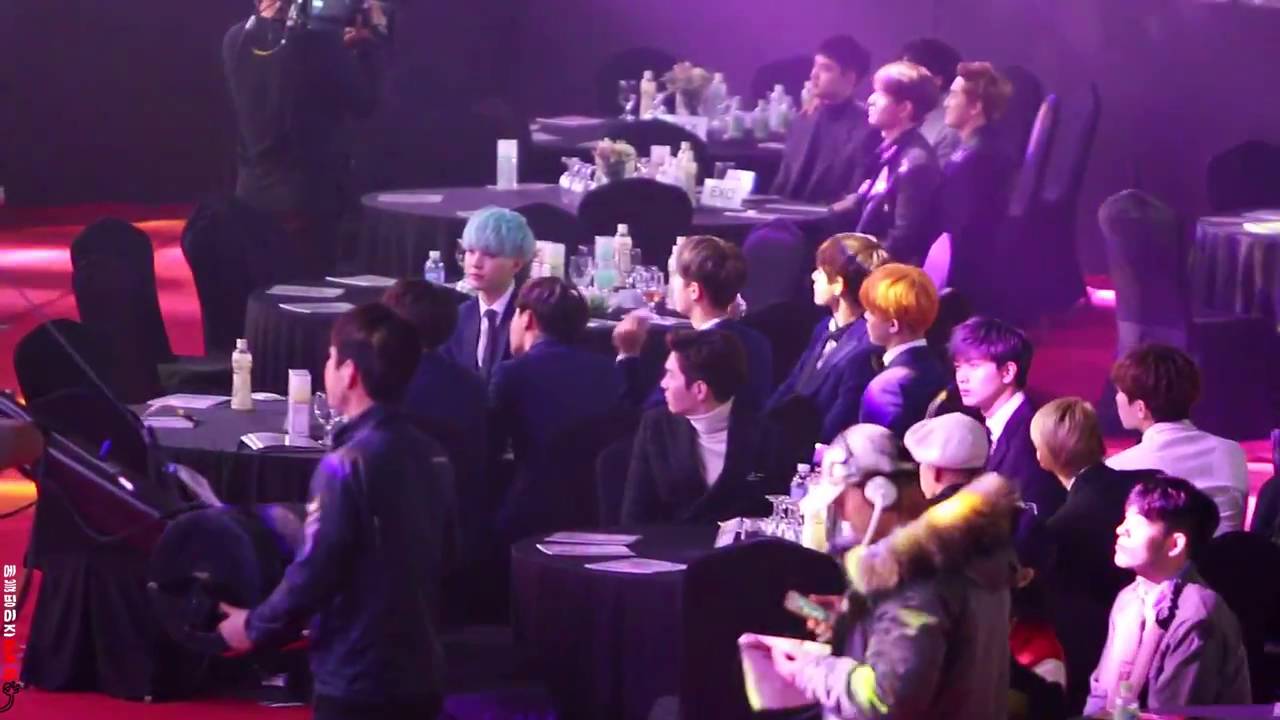 160114 Seoul Gayo Daesang   Sungjae watching Joy's Performance