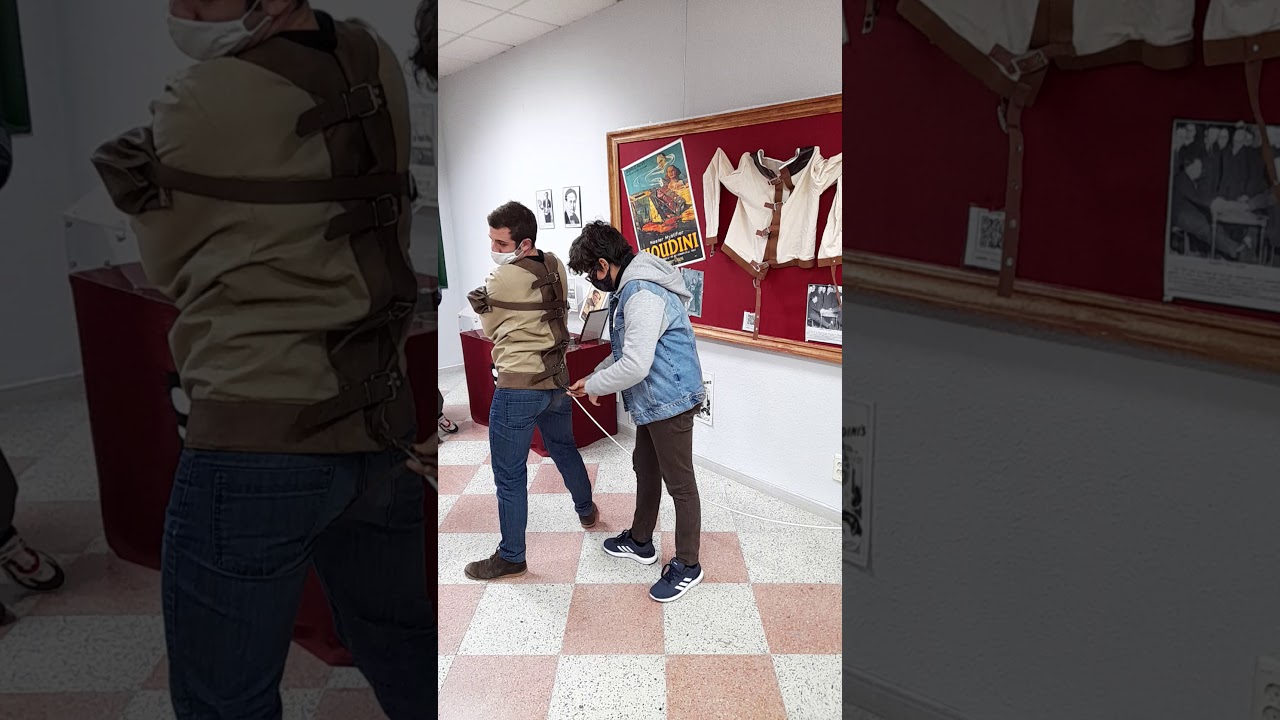 truco de la camisa de fuerza con el mago Luis