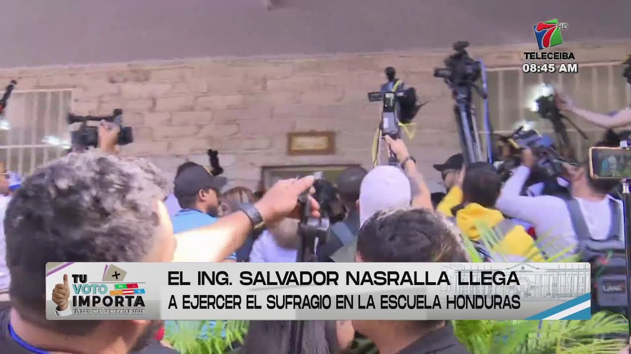 El candidato presidencial Salvador Nasralla llega a ejercer el sufragio en la Escuela Honduras