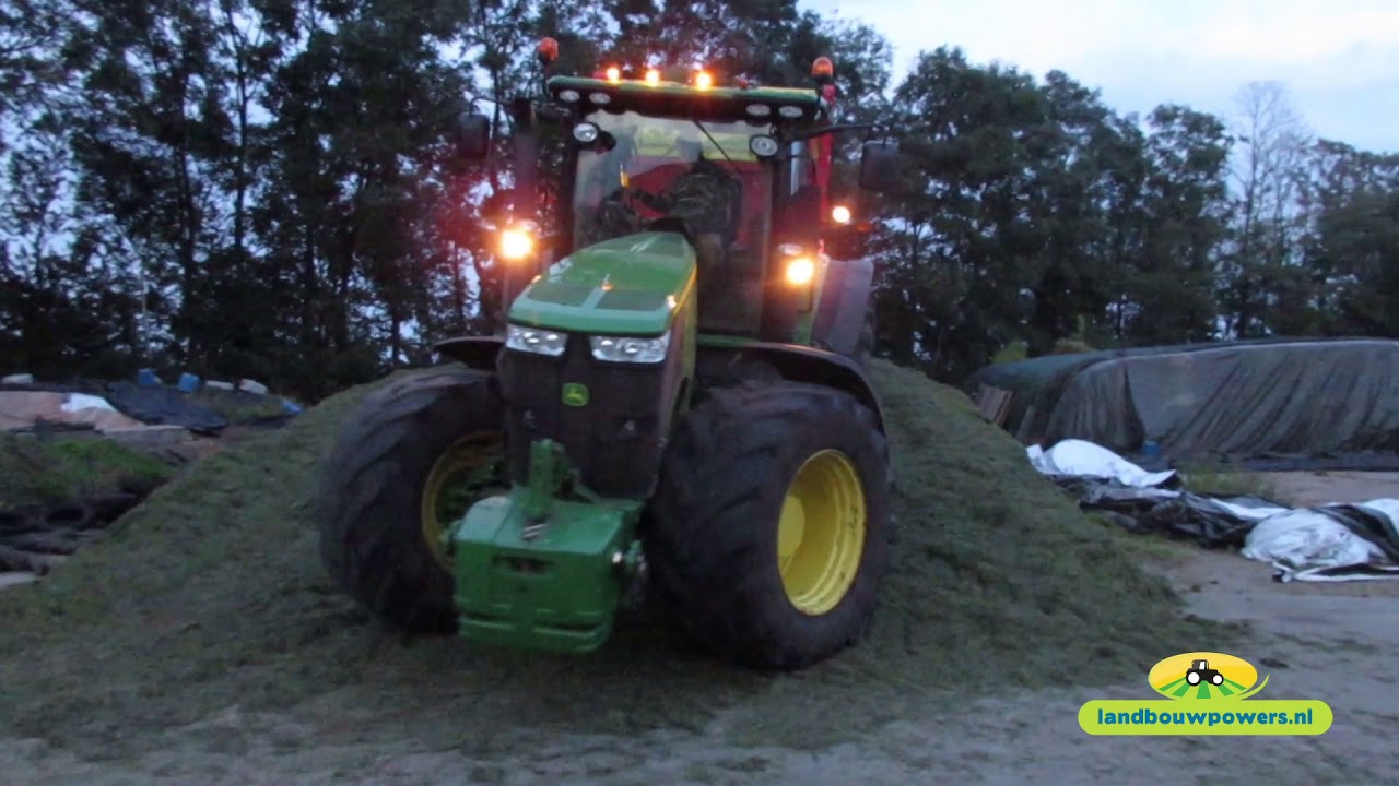 Gras inkuilen met loonbedrijf G Meester in de avond