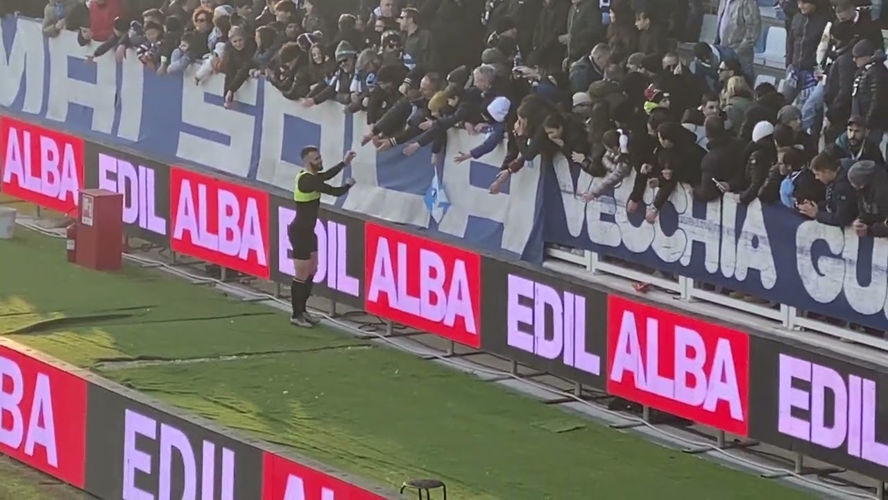 SPAL- Bari 3-4    Antenucci - Saluto ai tifosi della curva SPAL a fine partita.