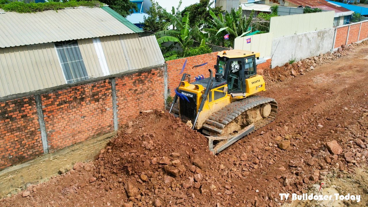 Good project!!The power of bulldozers pushes the dirt operator skills in unpacking dirt and pushing.