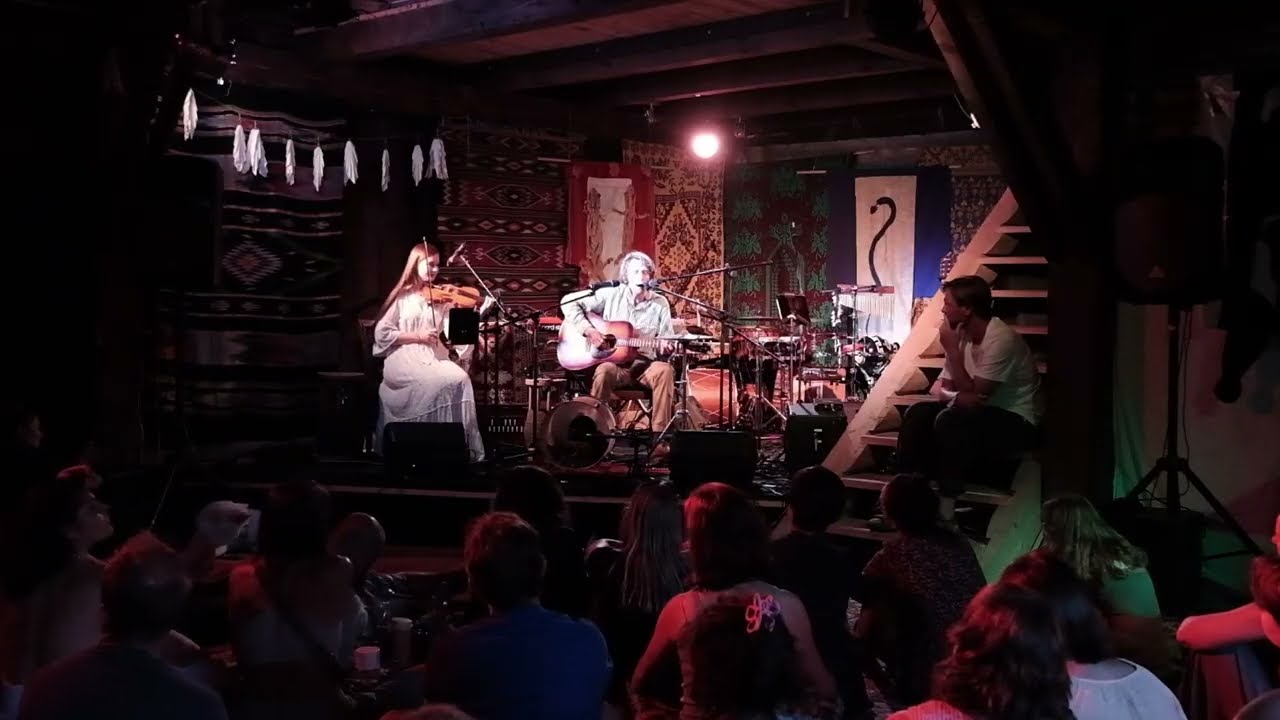 Chris Woyslav - Strawberry Town (live at Karczak)