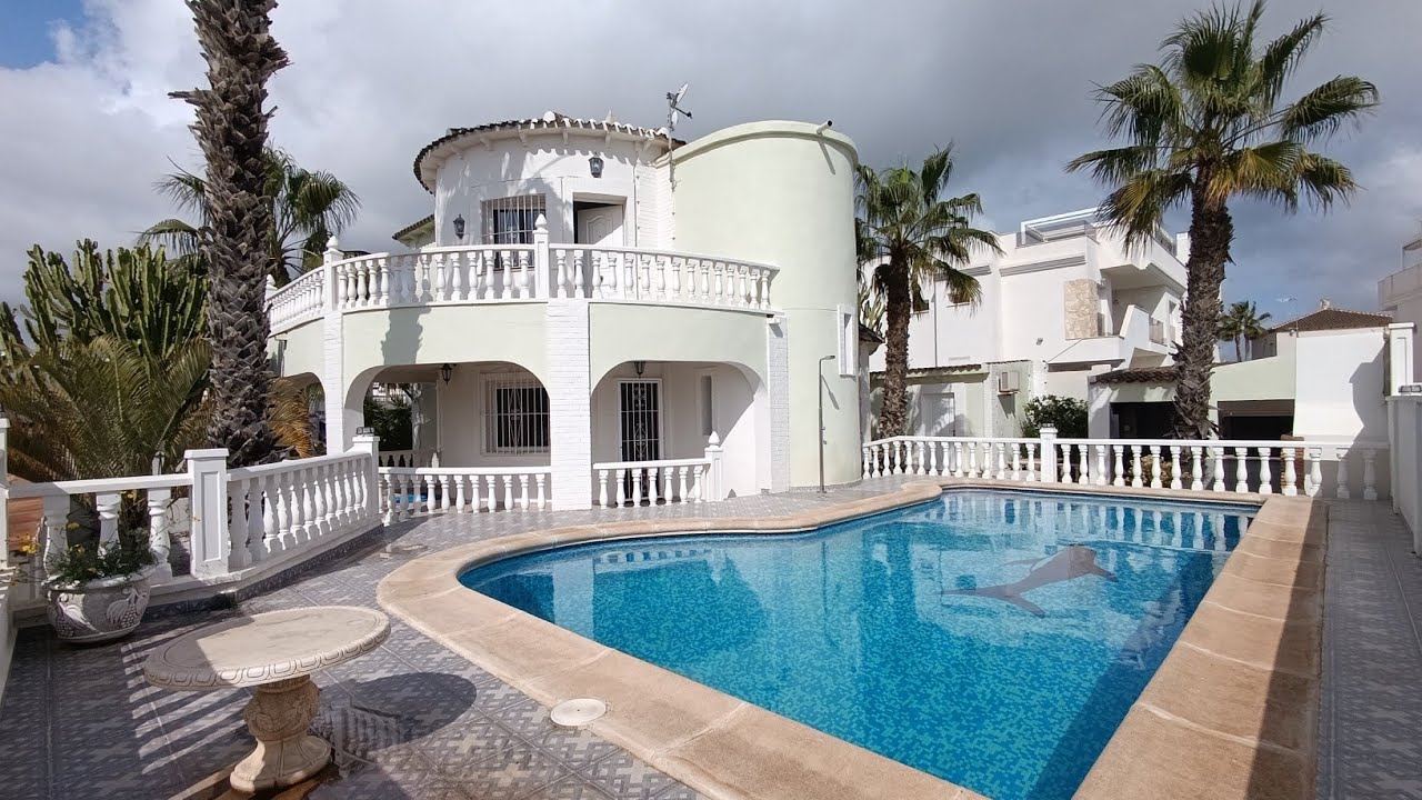 Reserved 349,000€ Villamartin El Galan 3 bed detached villa with private pool, bar, and more